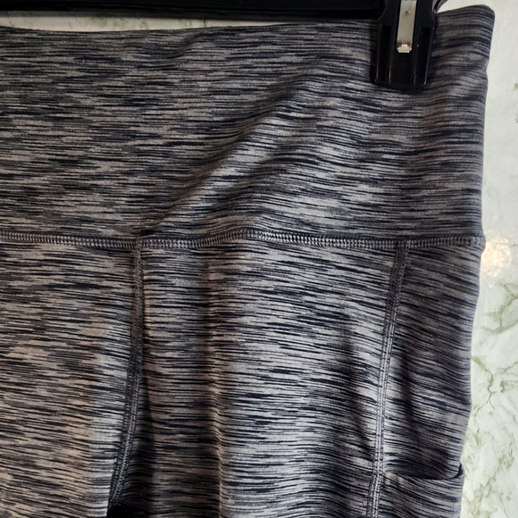 FUNANI Gray Capri Leggings - Picture 4 of 13
